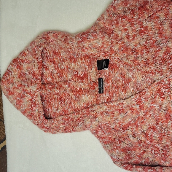 Moda Hooded Sweater - Picture 2 of 6